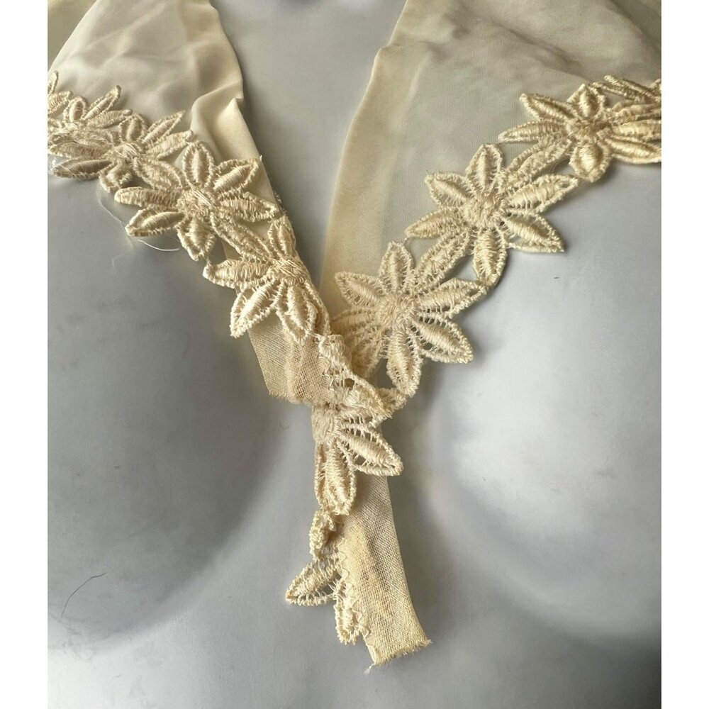 Vintage 1960s Handcrafted Daisy Collar Cream Nylon With Floral Lace Edge - Picture 4 of 9